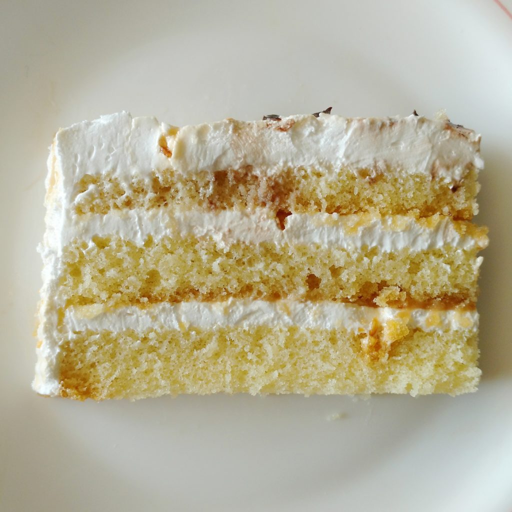 Praline and cream cake ( Butterscotch cake) - FLOURS & FROSTINGS