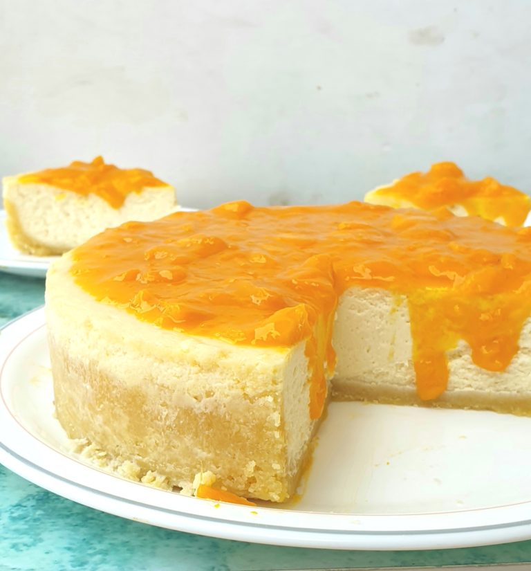 easy baked cheesecake with mango topping