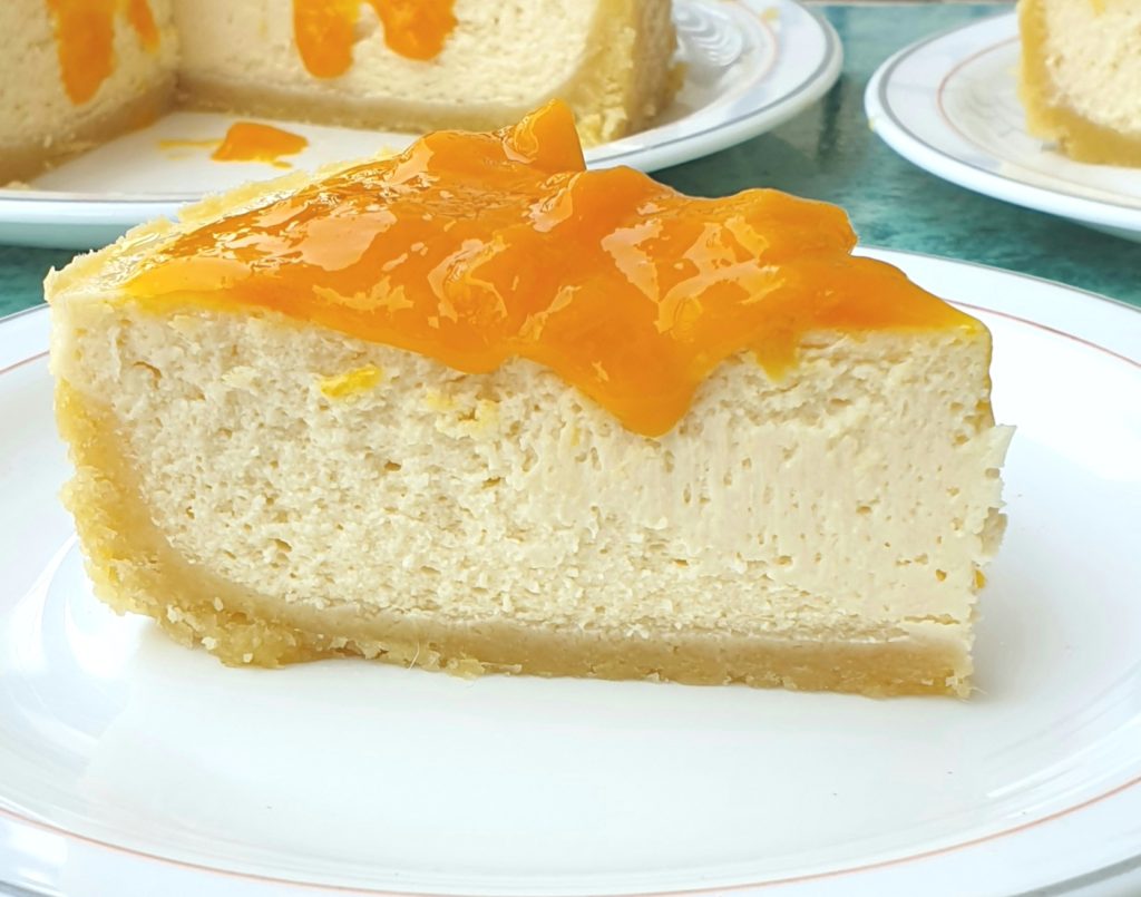 easy baked cheesecake witih mango topping